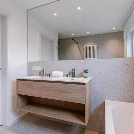 Semesterbostad Huswell - Spacious With Garden Near The & Sea