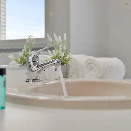 펜션 Huswell - Spacious With Garden Near The & Sea