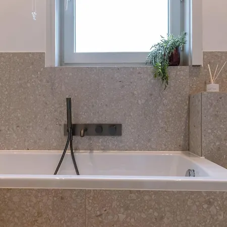 펜션 Huswell - Spacious With Garden Near The & Sea *